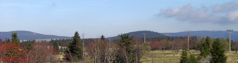 Nedle byla jako v lznch. Vlevo pohled na Fichtelberg (DM7A), vpravo na Klnovec (OK1VAM).