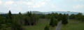 Pohled od 23cm stanoviště smerem na Klínovec. Mírně vlevo vyčuhují zpoza stromů antény pro 70cm.