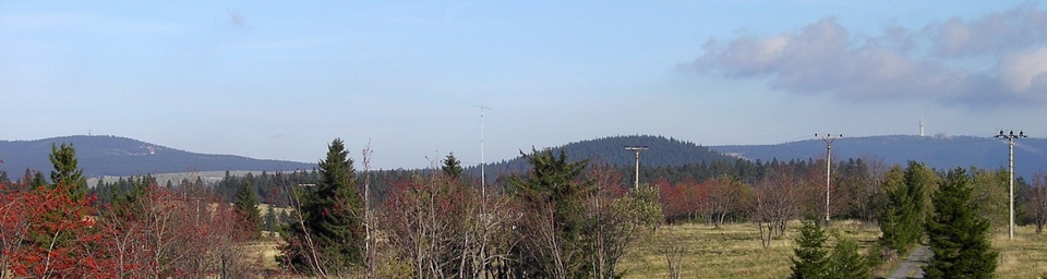 Neděle byla jako v lázních. Vlevo pohled na Fichtelberg (DM7A), vpravo na Klínovec (OK1VAM).